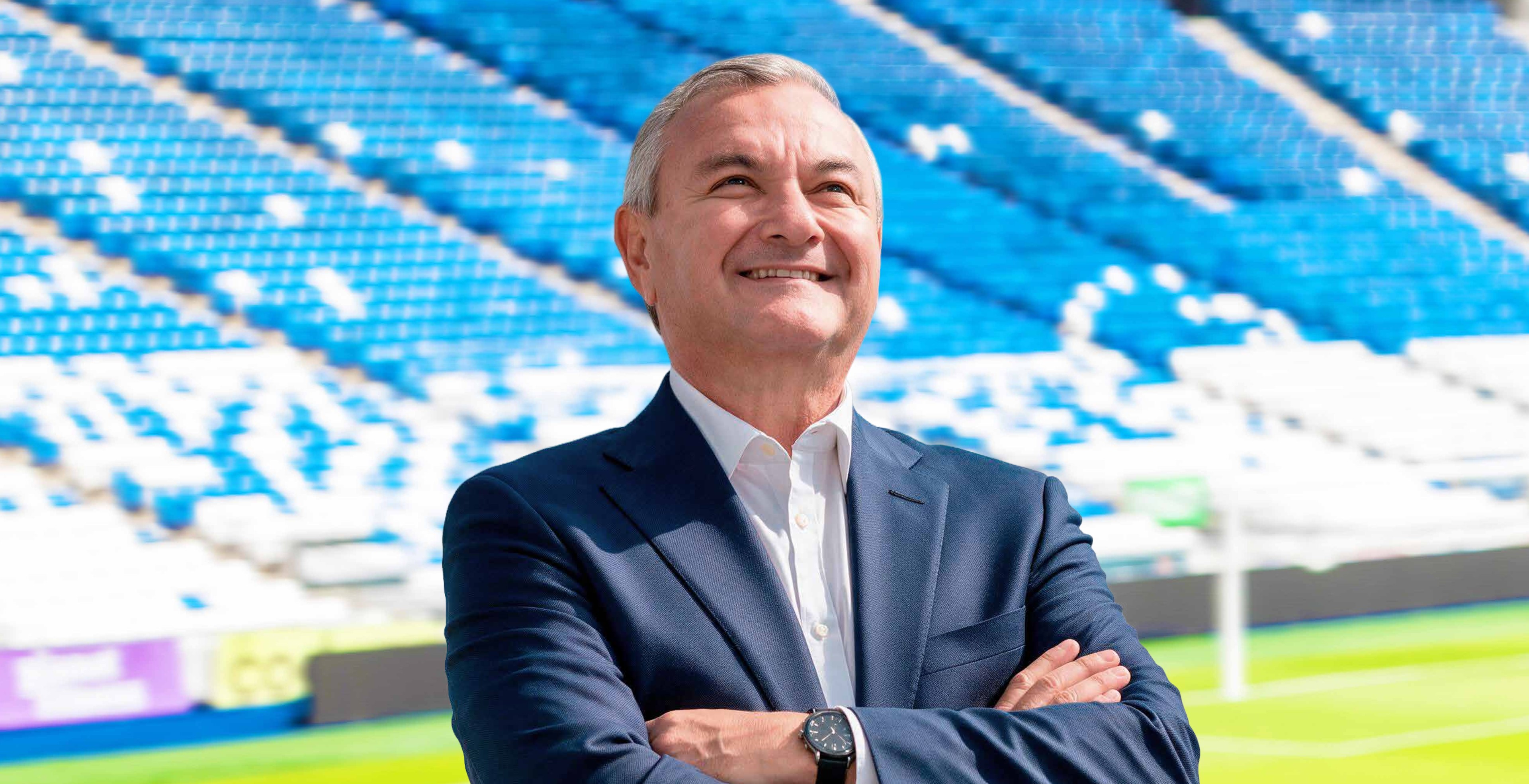 Héctor García García en el estadio, con el emblema de Guadalupe y el logotipo del Segundo Informe